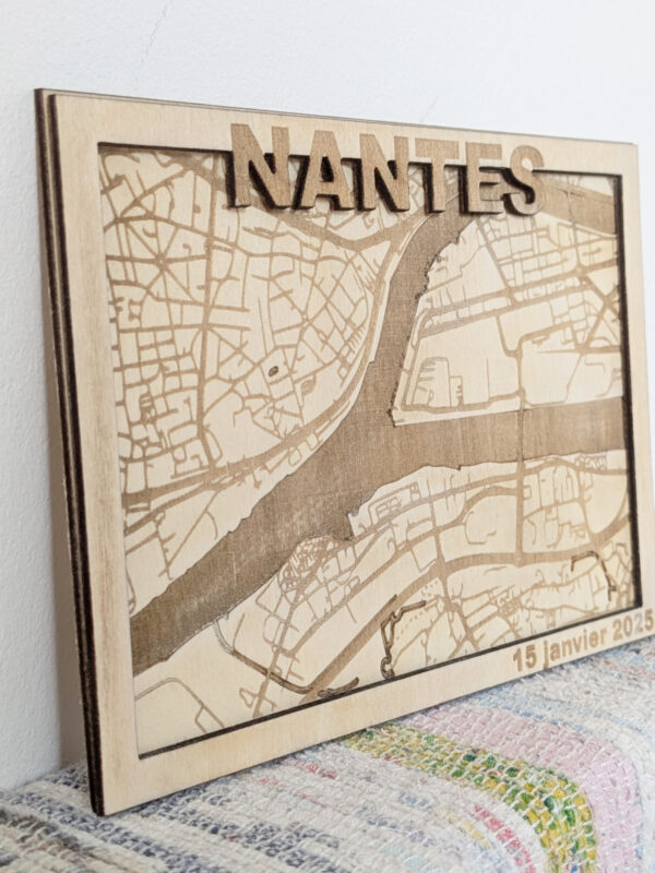 Carte postale Ville en Bois gravée et personnalisée