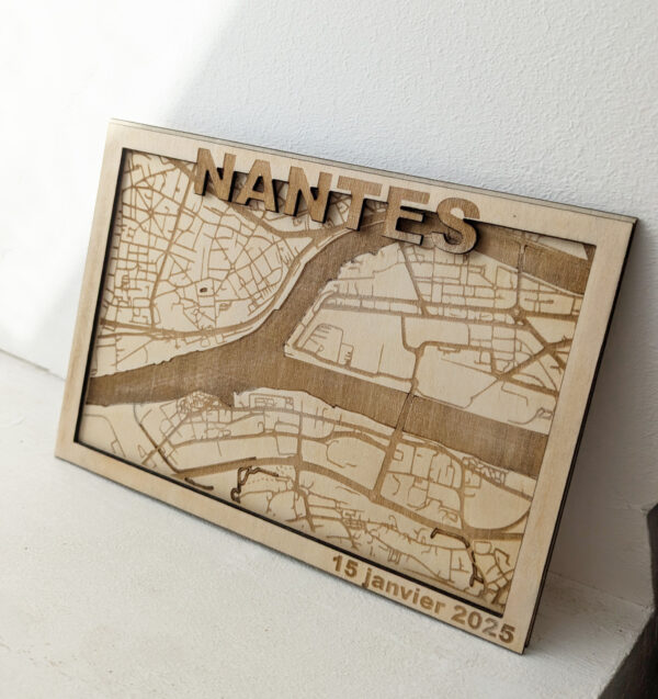 Carte postale Ville en Bois gravée et personnalisée – Image 3
