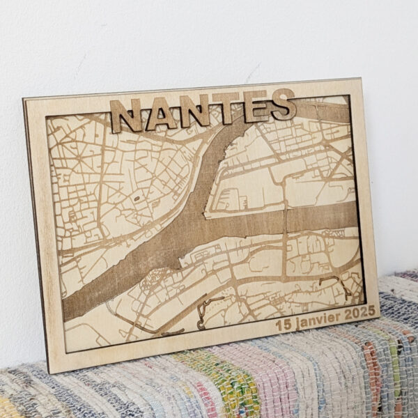 Carte postale Ville en Bois gravée et personnalisée – Image 4