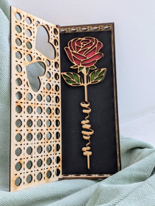 Rose en bois multicouche colorée et personnalisée avec boite ouvragée – Image 4