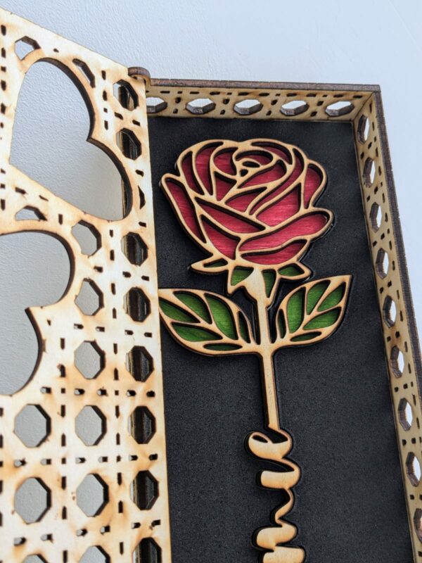 Rose en bois multicouche colorée et personnalisée avec boite ouvragée – Image 5